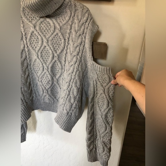 Lalavon|Chunky grey knit,fisherman knit turtleneck sweater,cold shoulder•LARGE - Picture 5 of 9